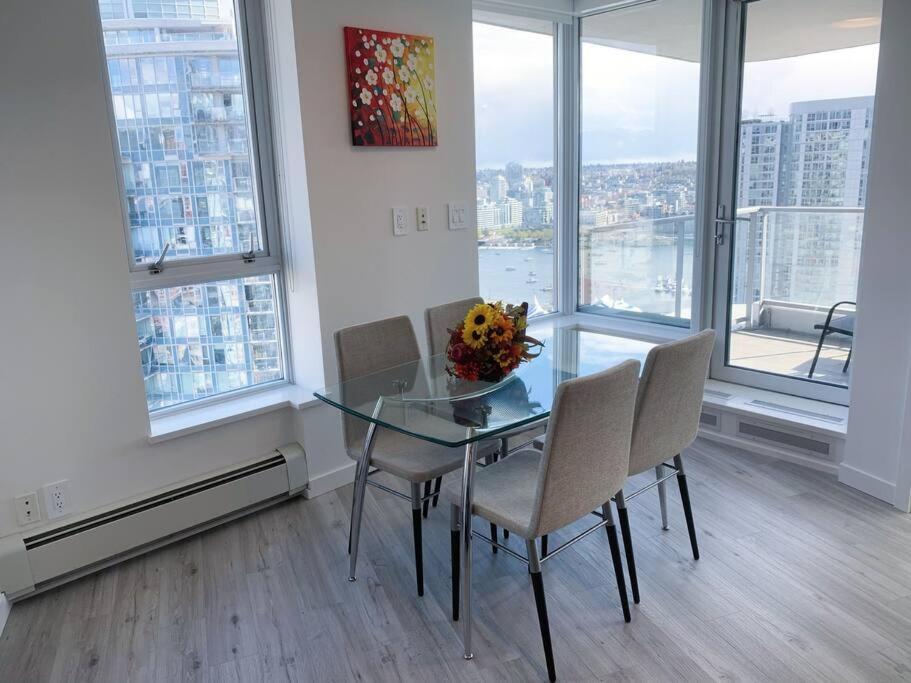 Downtown 3Br/2Ba+Views+Skytrain+Free Parking Appartement Vancouver Buitenkant foto