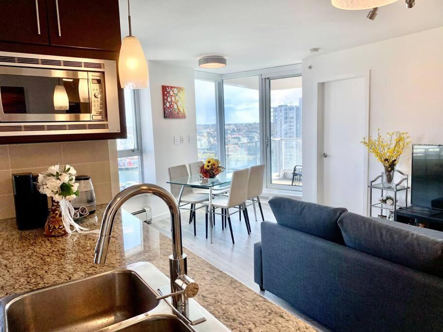 Downtown 3Br/2Ba+Views+Skytrain+Free Parking Appartement Vancouver Buitenkant foto