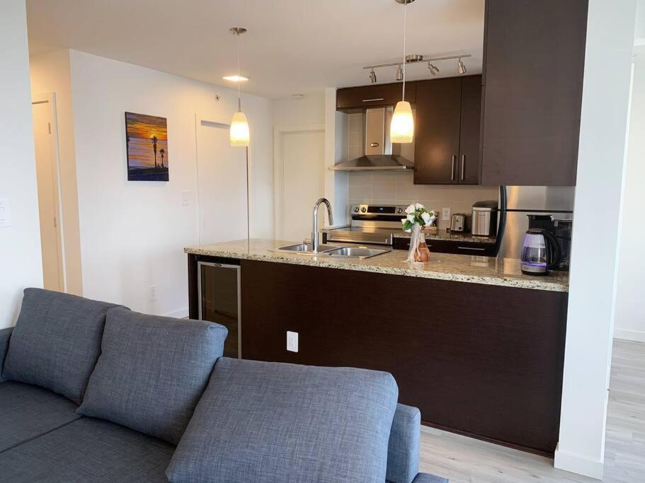 Downtown 3Br/2Ba+Views+Skytrain+Free Parking Appartement Vancouver Buitenkant foto